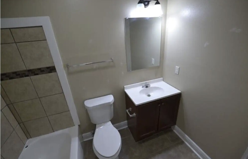 Bath 1 - 1017 Seville Ave