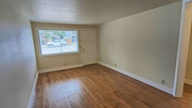 Building Photo - 2 bedroom 1 bath single level duplex
