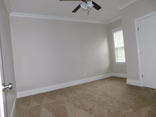 Building Photo - Grove Point Beauty