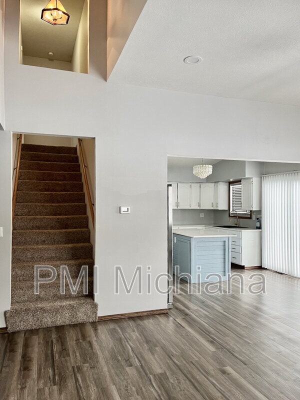 Building Photo - 19901 Oakdale Ave