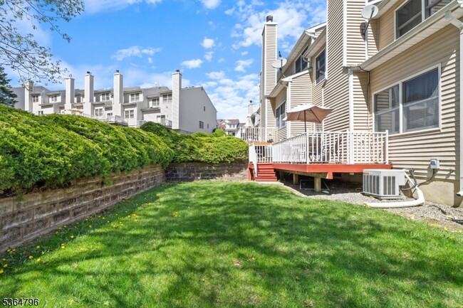 Building Photo - 28 Pinfold Ct
