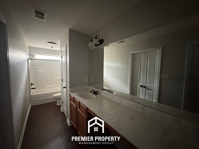 Building Photo - Cozy 2BR/2BA Memphis Home w/ Vaulted Ceilings, Fireplace & 2-Car Garage