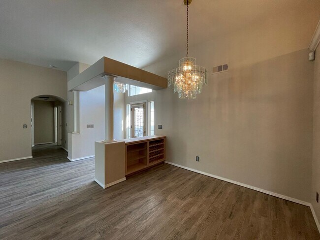 Building Photo - Beautiful South West Visalia home Near El Diamante school with a pool!!