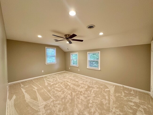 Building Photo - 4N355 Knoll Creek Dr