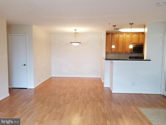 Building Photo - 3178 Summit Square Dr