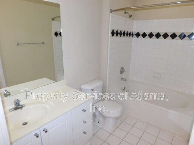 Building Photo - 5559 Glenridge Dr