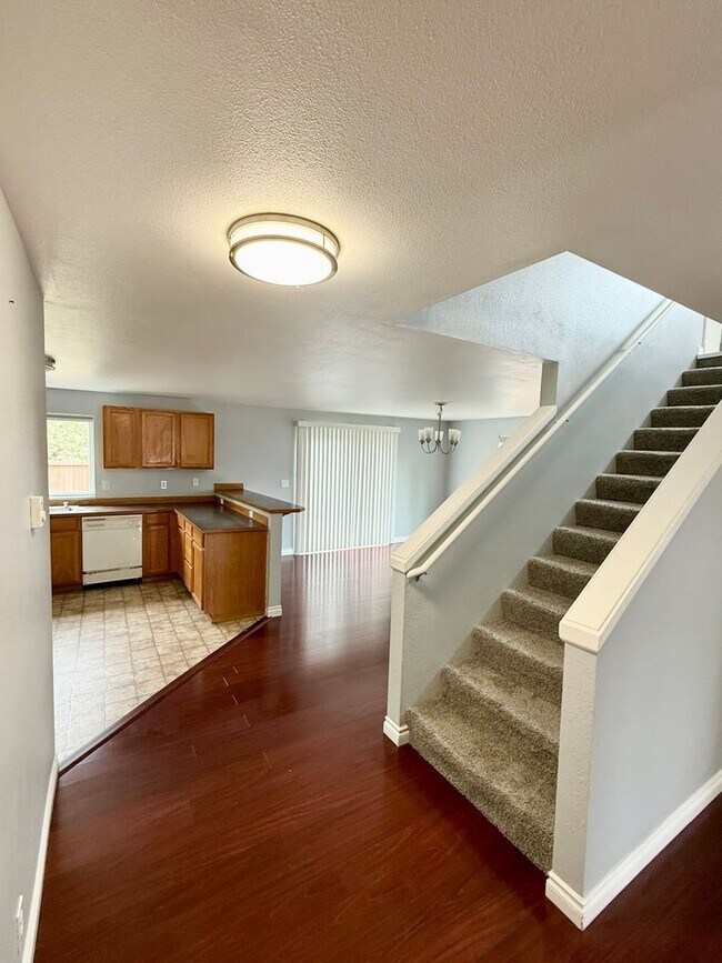 Building Photo - 1532 NE Echo Dr