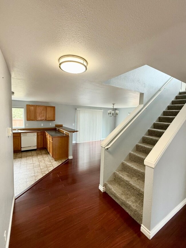 Building Photo - Spacious house in Bremerton.