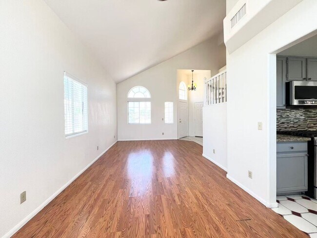 Building Photo - GATED COMMUNITY! Great Location!