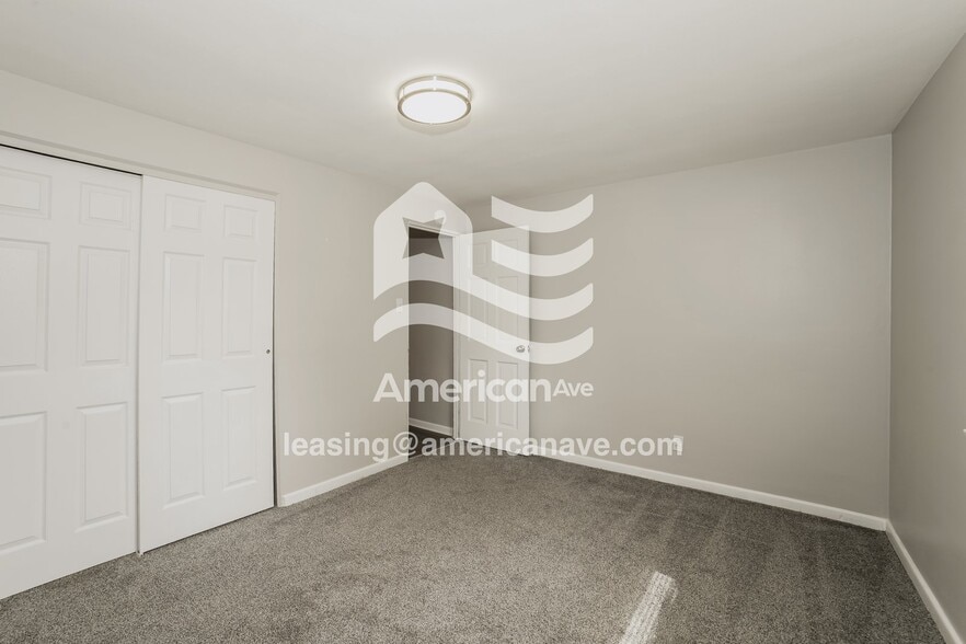 Building Photo - 2221 N Northcrest Dr