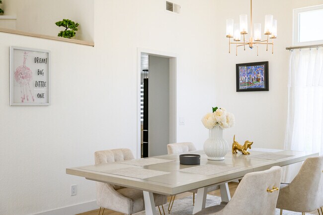 Building Photo - Luxe Spacious Home Near Parks Fully Equipped