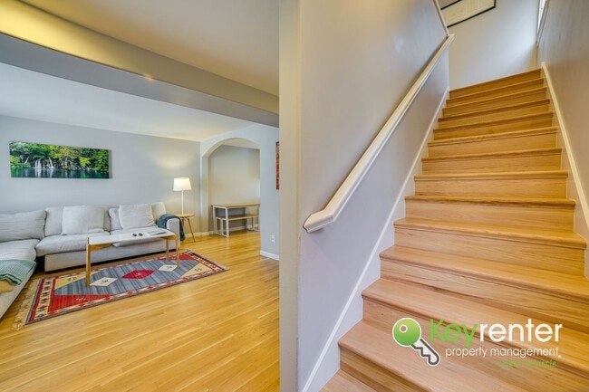 Building Photo - Beautifully Renovated 3 Bed Townhome in Prime North Seattle Location