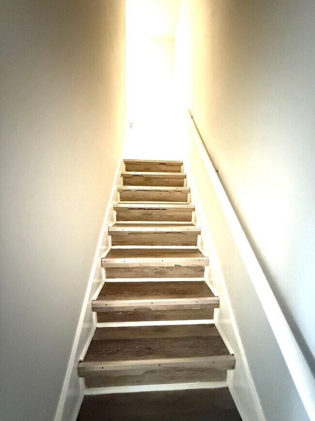 Building Photo - ** 3 bed 2.5 bath townhouse located by ACA...