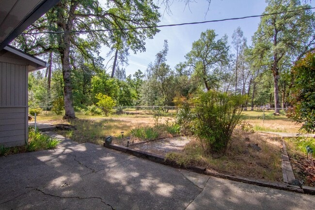 Building Photo - 2 Bedroom North Redding Home with Bonus Ro...