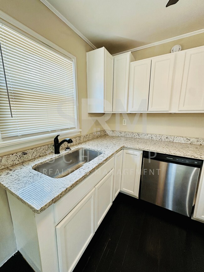 Building Photo - Modern 3BR/1BA house off Goldsmith Lane now available!