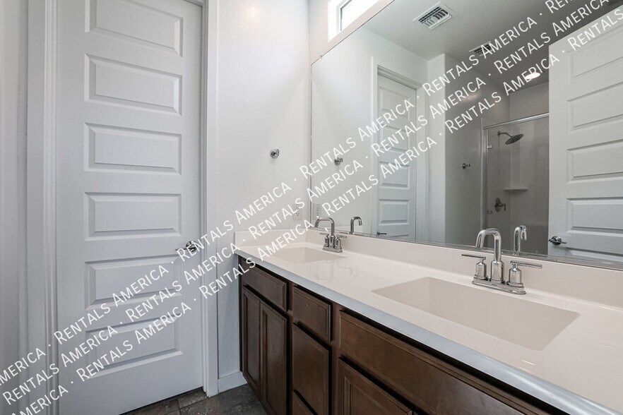 Building Photo - 8914 W Rancho Dr