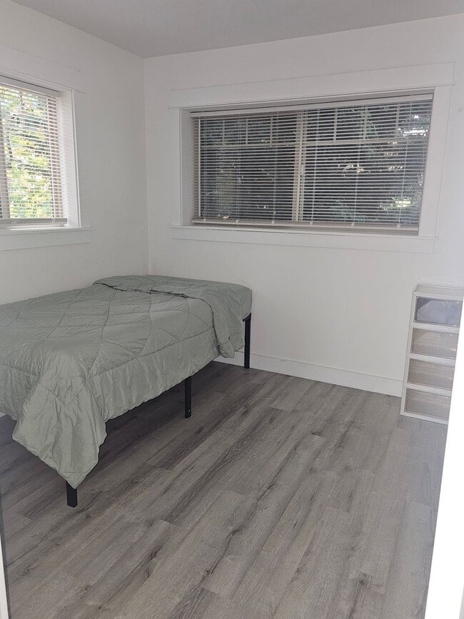 Building Photo - West Seattle! Move In Special 50% off 1st full Month*