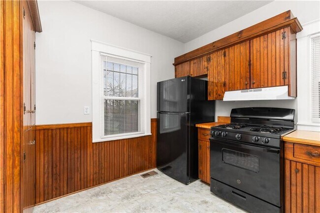 Building Photo - Charming Renovated 2 Bedroom Bungalow