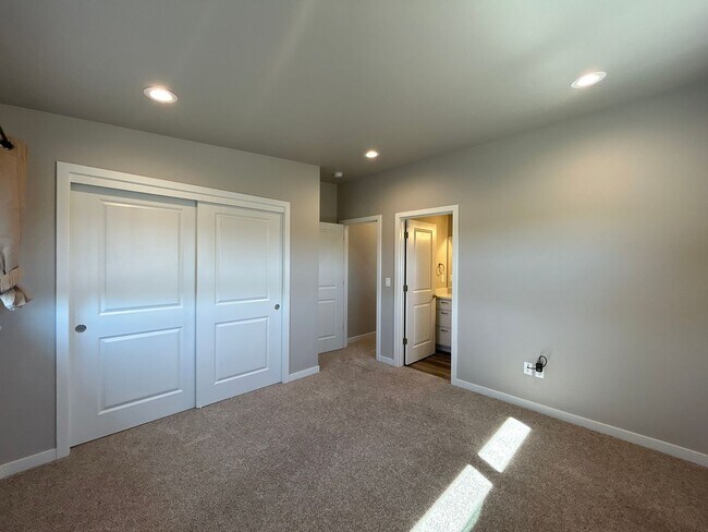 Building Photo - 2 Bedroom Townhouse in SW Redmond