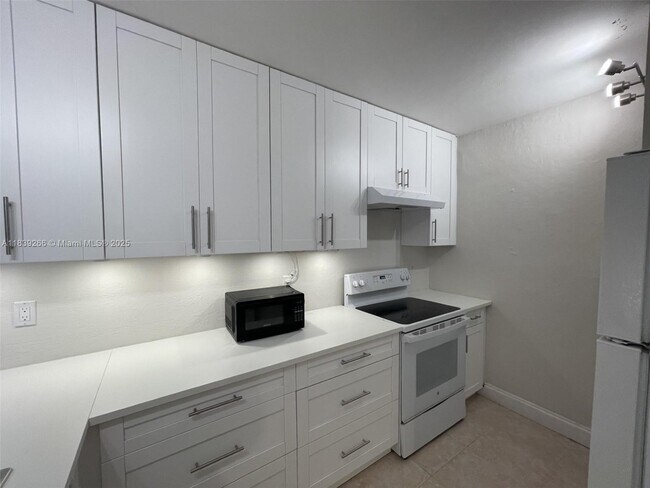 Building Photo - 2624 Riverside Dr