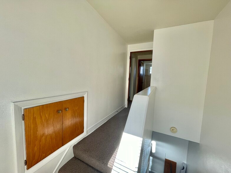 Entryway - 2531 Maple Grove Ave