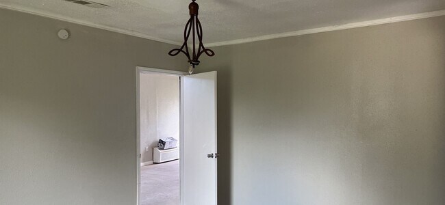 Building Photo - 4 Bedroom, 2 Bathroom Home