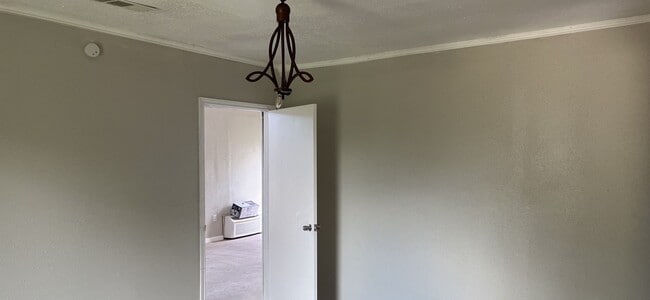 Building Photo - 4 Bedroom, 2 Bathroom Home w/ Bonus Room