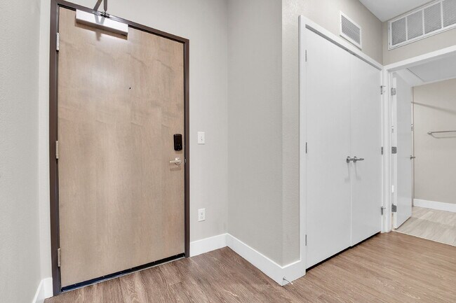 Building Photo - $1,995 - 1 Bed, 1 Bath Condo with In Unit ...