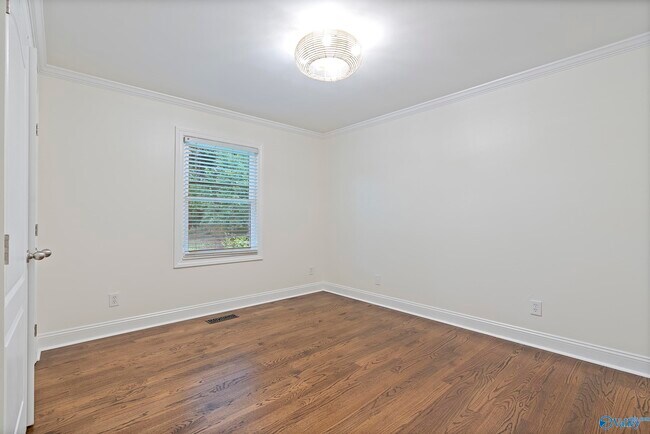 Building Photo - 818 Esslinger Rd SE