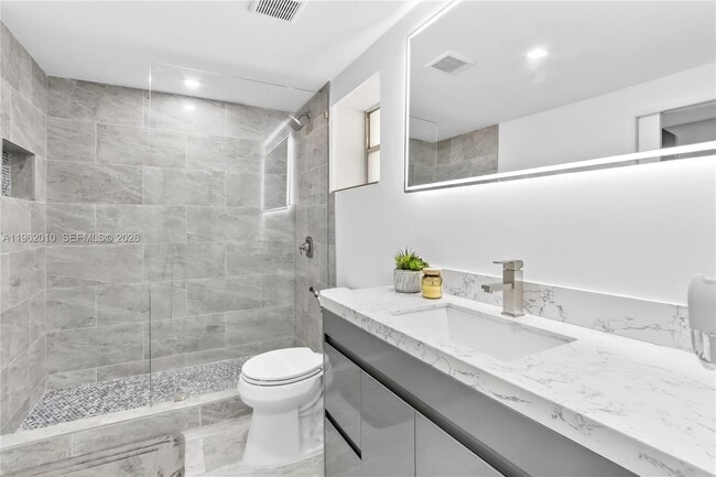 Building Photo - 410 SE 2nd St