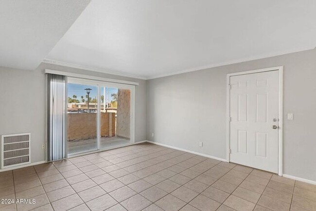 Building Photo - Single Level 3 bedroom Condo In Scottsdale!