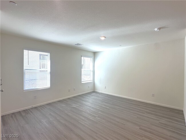 Building Photo - 9927 Saffron Hls St