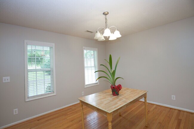 Building Photo - Charming 3 Bedroom, 2,5 Bath home with hug...