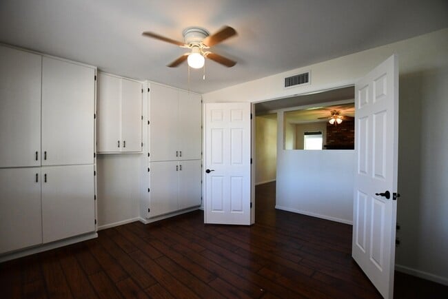 Building Photo - Mesa Gem with a large yard, storage and fr...