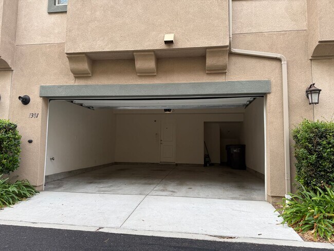 Building Photo - Stylish 3-Story Townhome in the Gated Paci...