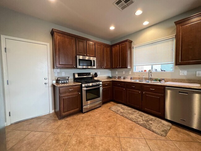 Building Photo - ABSOLUTELY AMAZING! Large 4 bedroom 2 stor...