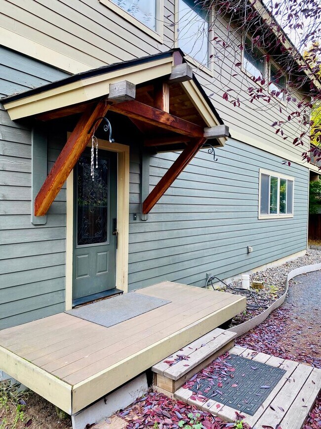 Building Photo - Spacious 3 BR w/ all wood floors and great midtown Bend location