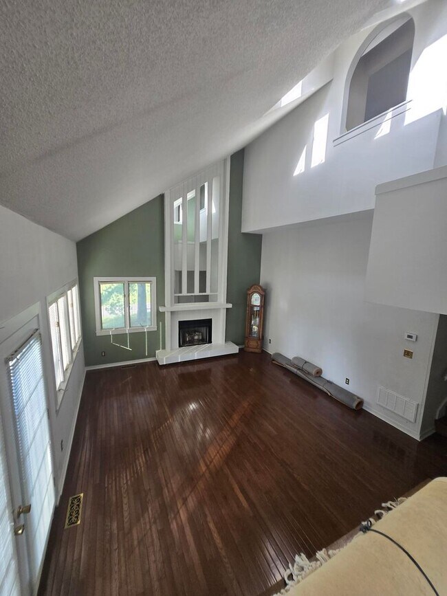 Building Photo - Spacious 3-Bedroom Condo in Gated Community – Modern Comfort & Convenience!