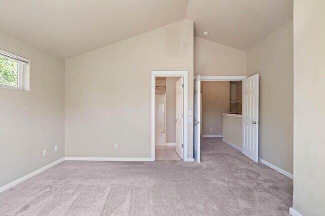 Building Photo - Bright, spacious 3-bdrm/2.5 bath Tigard townhome. Fireplace, balcony, 2-car garage, W/D