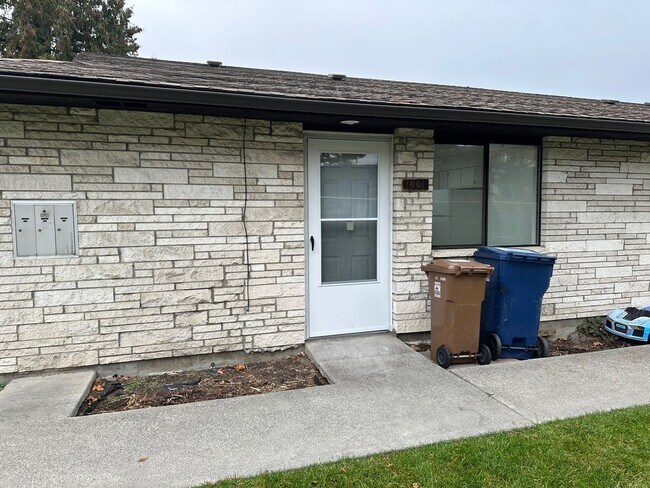 Building Photo - L996