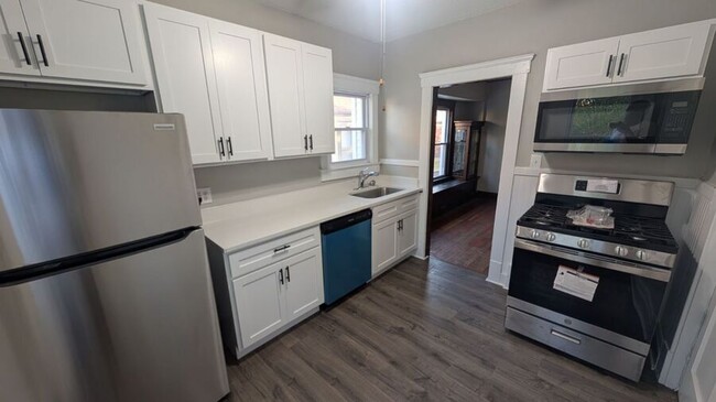 Building Photo - Spacious 2-Bedroom Lakewood Home with Mode...