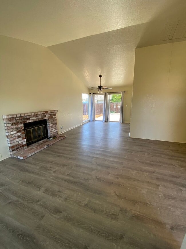 Building Photo - 3 Bedroom / 2 Bath Great Corner Lot in Travis District