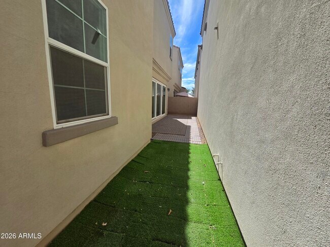 Building Photo - 221 E Balsam Dr