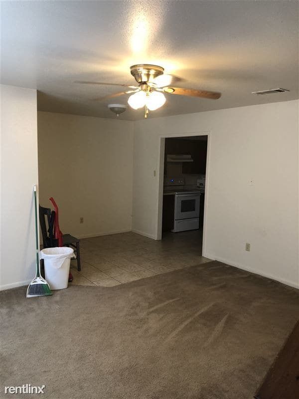 Building Photo - 2 br, 1.5 bath 4plex - 2815 Longmire Dr 28...