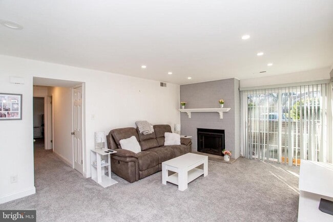 Building Photo - 33 Dogwood Ln