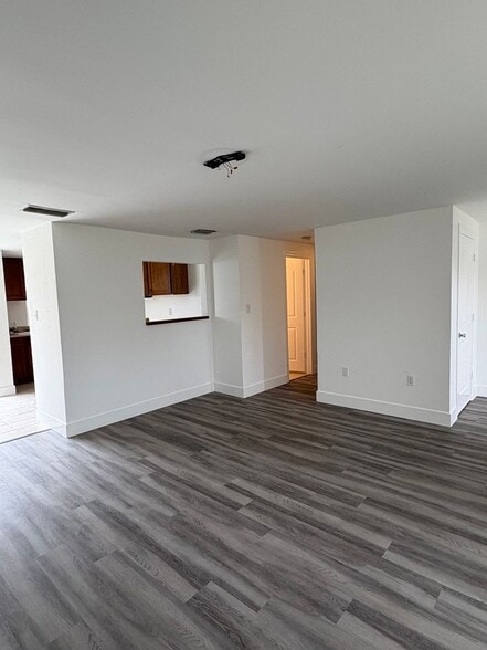 Building Photo - Spacious 2/2 with a garage available until end of December