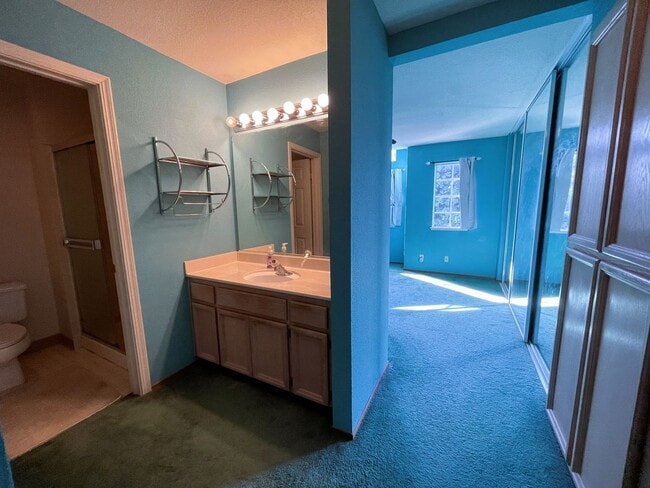 Building Photo - Spacious tri-level townhome in the heart of Hayward