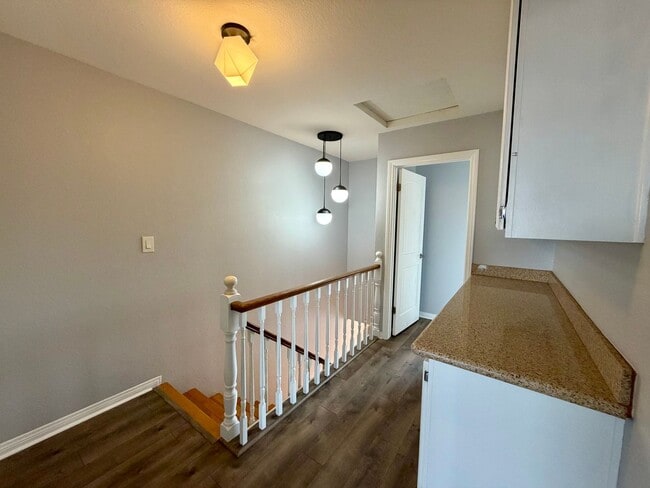 Building Photo - 2 Bed / 2.5 Bath Tri-Level Townhome – Gated Community in North Redondo Beach (Torrance PO)