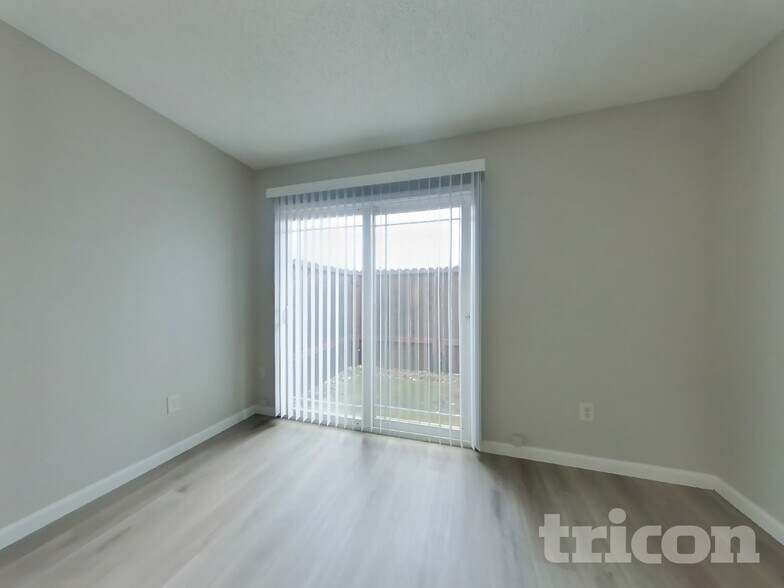 Building Photo - 9411 Aizenberg Cir