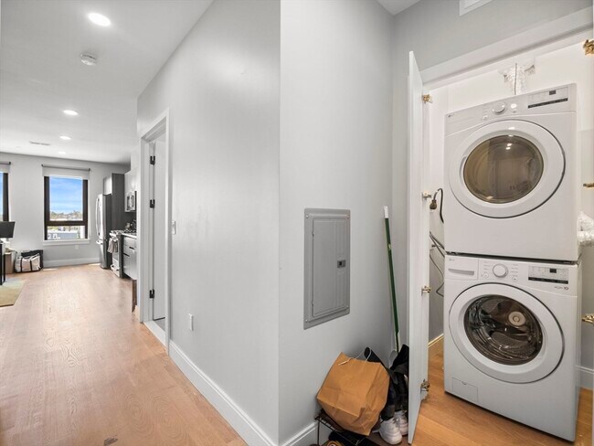 Building Photo - 9 Central St